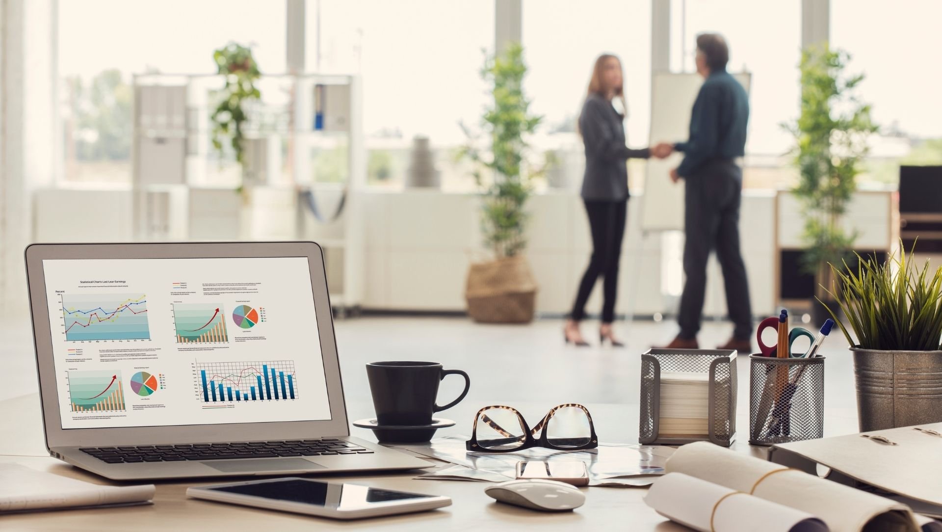 Business-people-handshake-in-the-office