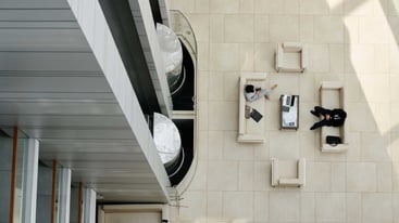 office-hall-with-business-people